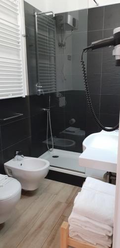 Deluxe Double Room with Balcony image 9