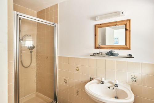 Half Moon Cottage - image 10