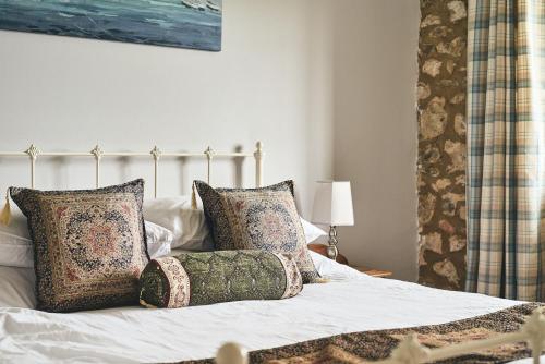 Half Moon Cottage - image 2
