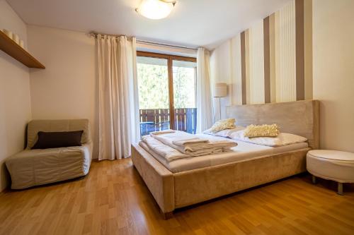 1 queen bed, 1 sofa bed