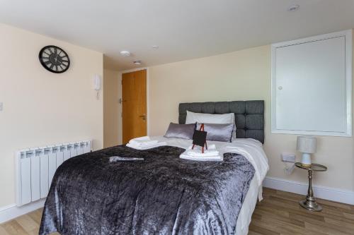 Deluxe One-Bedroom Apartment image 6