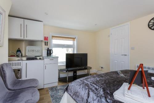 Deluxe One-Bedroom Apartment image 5