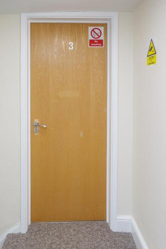Deluxe One-Bedroom Apartment image 1