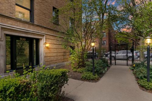 Comfy 1BR Apt Near Lakeview, Shops & Restaurants
