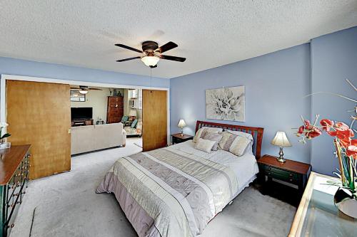 Island Escape - Walk to Beach Dining & Nightlife condo - image 6