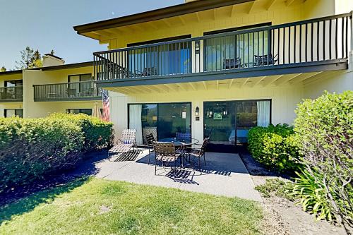 Chic Cottage by the Fairway - Pool & Tennis condo - image 7