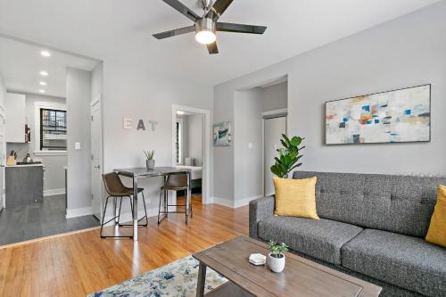 1BR walk to shops in the Middle of the City - main image