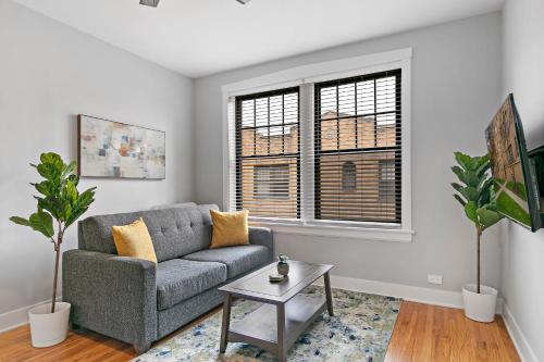 1BR walk to shops in the Middle of the City - image 4