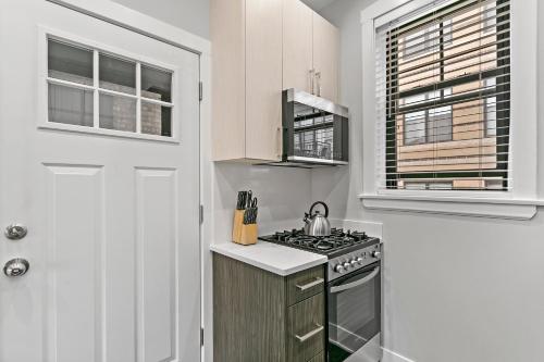 1BR walk to shops in the Middle of the City - image 14
