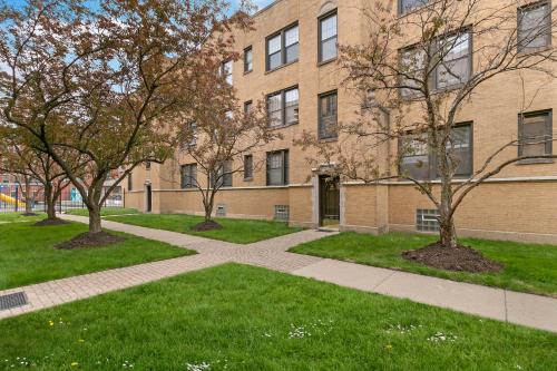 1BR walk to shops in the Middle of the City - image 9