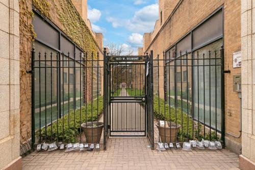 1BR walk to shops in the Middle of the City - image 8