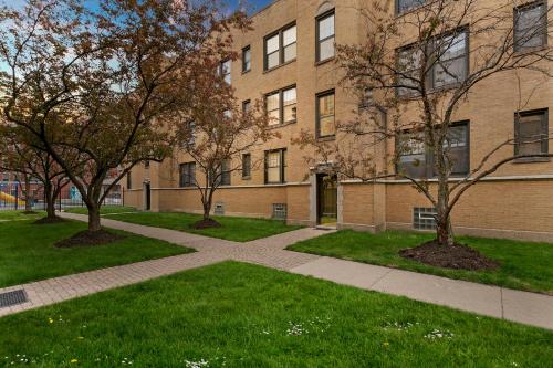1BR walk to shops in the Middle of the City - image 11