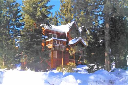 Exterior view, Kingswood Estate Cabin Retreat in Tahoe Vista (CA)