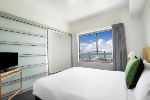 One-Bedroom Apartment with Water View - Weekly Housekeeping