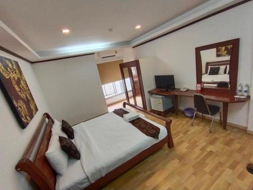 room detail thumbnail 1