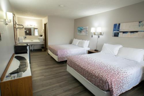 1 queen bed, 1 double bed