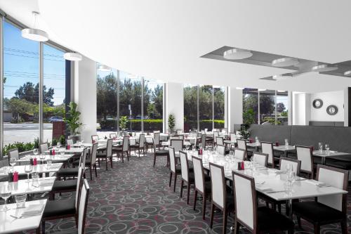 Restaurant, Mantra Melbourne Airport in Melbourne Tullamarine Airport