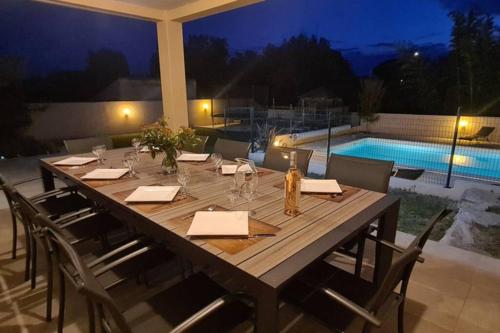 Belle villa familiale piscine clim, wifi, 9 pers gîte à louer Saujean
