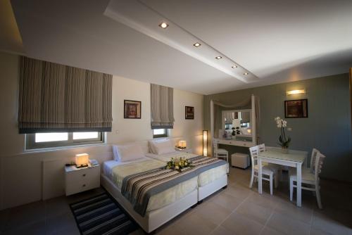 Mantinia Bay Hotel Mantinia Bay Hotel is perfectly located for both business and leisure guests in Kalamata. The hotel offers guests a range of services and amenities designed to provide comfort and convenience. Take ad