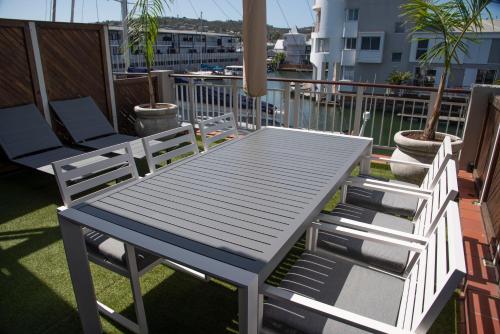 Modern Waterfront 2BR with stunning water views of canals, Knysna