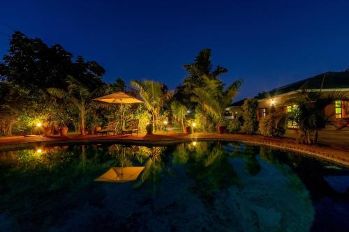 Dzimbahwe Guest Lodge - Tap to explore photos
