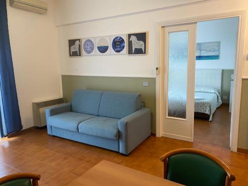 1 queen bed, 2 twin beds, 1 sofa bed
