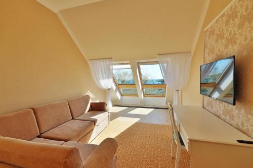 Dynasty Hotel - image 8