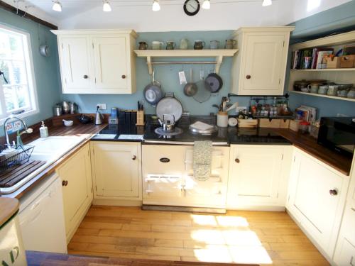 Pass the Keys Arts and Crafts style cottage in beautiful village