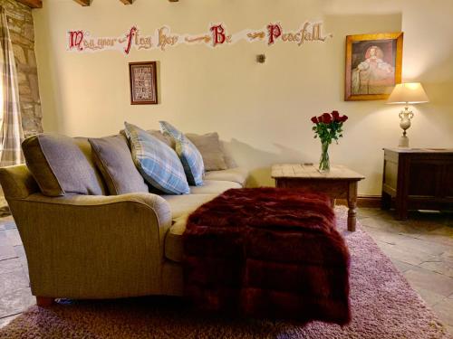 Derbyshire Cottage for 4, 1 hour per day private pool use 2