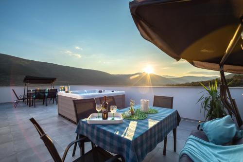 Hot tub, VILLA STARS HILL WITH HEATING POOL and JACUZZI - MAKARSKA in Slivno