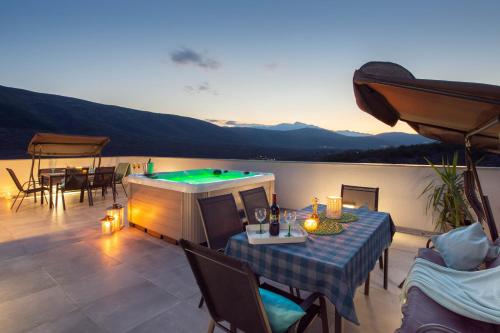 Hot tub, VILLA STARS HILL WITH HEATING POOL and JACUZZI - MAKARSKA in Slivno