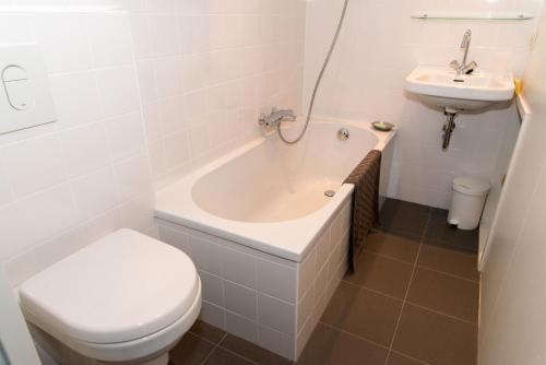 Bathroom, Modern ingerichte vakantiewoning in de polder - Klakbaan 4 in IJzendijke