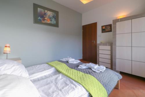 One-Bedroom Apartment image 9