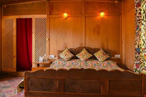 Houseboat Golden Flower