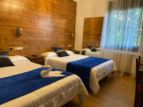 Twin Room with Parking Included image 2