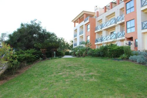 Immaculate 2-Bed Apartment in Albufeira - image 8