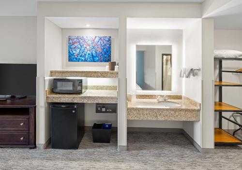 1 king bed, 2 bunk beds