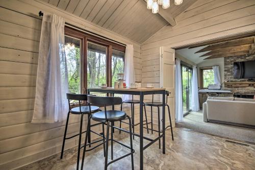 Riverfront Cabin with Hot Tub 2H from NYC and DC! - image 7