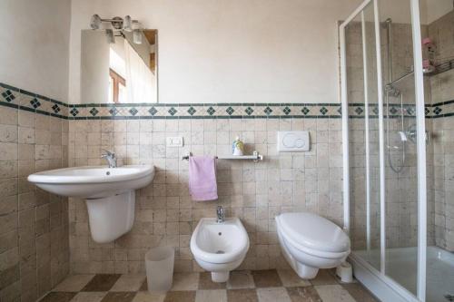 Bathroom, La Casa Vacanza con vista panoramica sui vigneti in Force