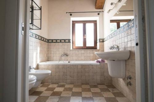Bathroom, La Casa Vacanza con vista panoramica sui vigneti in Force