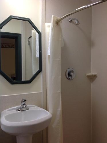 Budget Inn - image 6