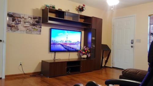House 3br 1-bath, 8-min from Indian Rocks Beach, nice park thru back gate thumb 2