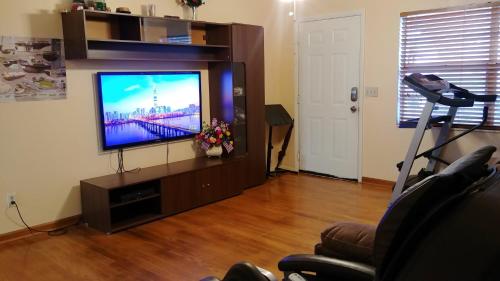 House 3br 1-bath, 8-min from Indian Rocks Beach, nice park thru back gate thumb 4