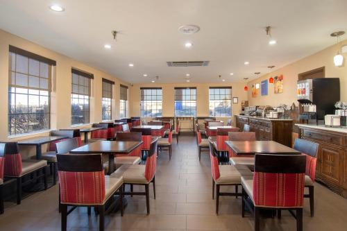 Toit ja joogid, Comfort Inn near Santa Fe munitsipaallennujaam