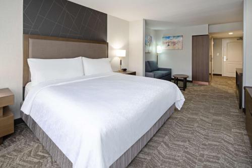 Best Western Valencia/Six Flags Inn & Suites