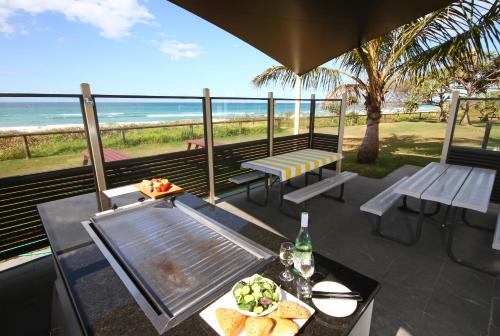 plaža, San Simeon Beachfront Apartments in Tugun