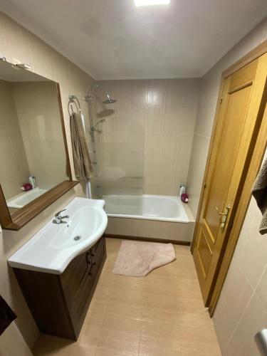  Piso céntrico, con amplia terraza, 3 dormitorios in Ribeira