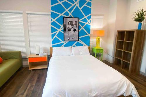 NEW Contemporary Studio in Lower Greenville