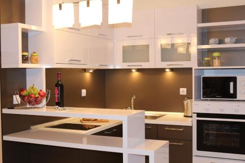 مطبخ, Vello Apartments in بيالا