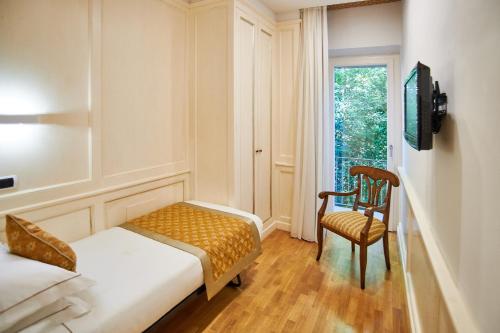2 queen beds, 1 twin bed